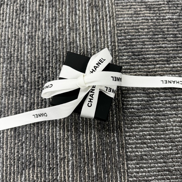 CHANEL CC LOGO STUD EARRINGS WITH PEARLS - Picture 9 of 14